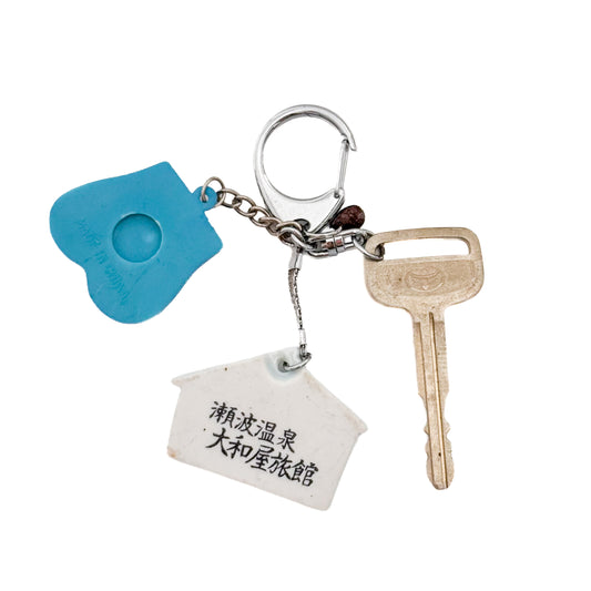 miki yamamoto「キーリング “Good Luck”」 / miki yamamoto Key Ring “Good Luck” 古い鍵や青い鞄、犬が描かれた絵馬のようなパーツを組み合わせた一点もののキーリング作品
