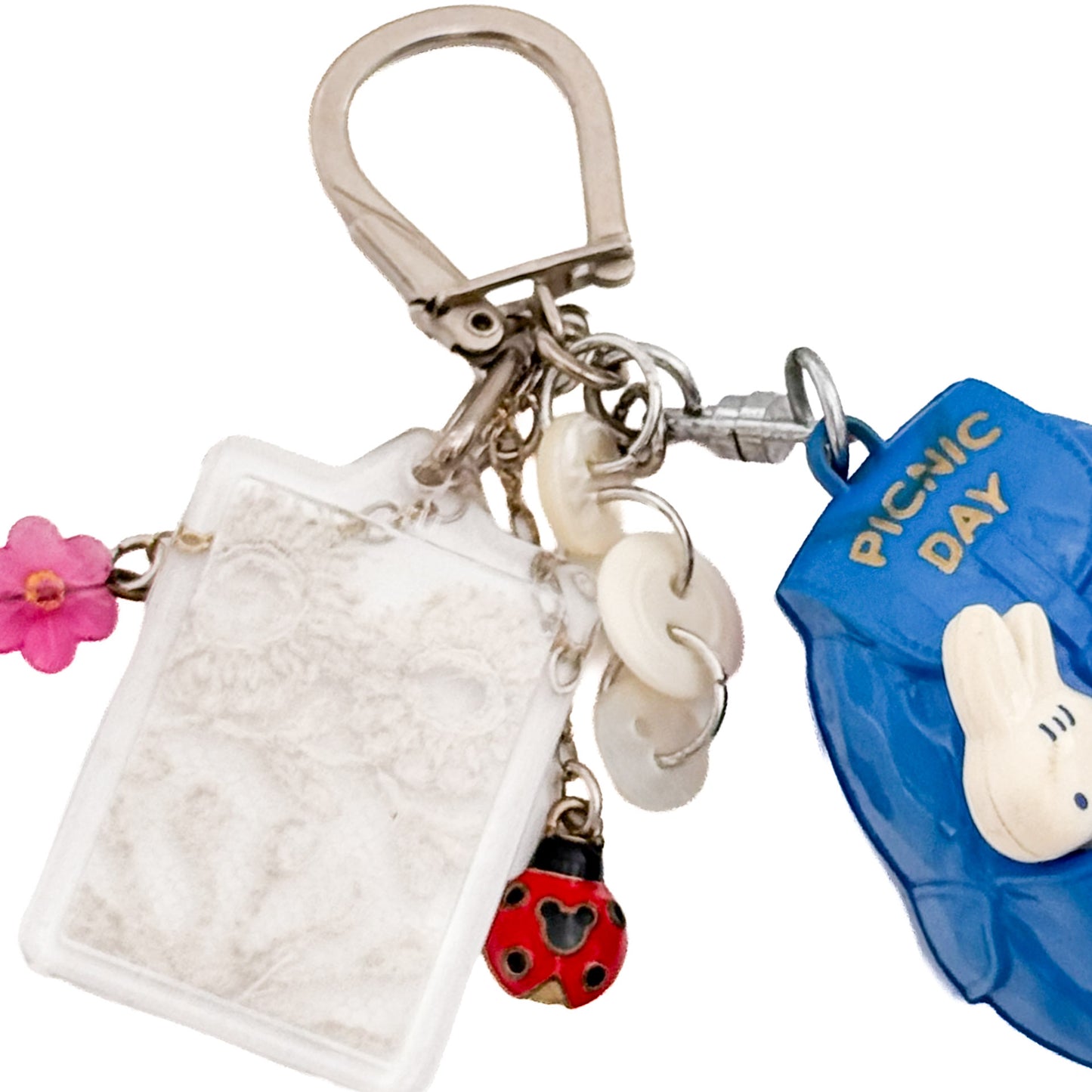 miki yamamoto「キーリング “Picnic Day”」 / miki yamamoto Key Ring “Picnic Day” 青いリュックから顔を出す2匹のうさぎやてんとう虫などを組み合わせた一点もののキーリング作品
