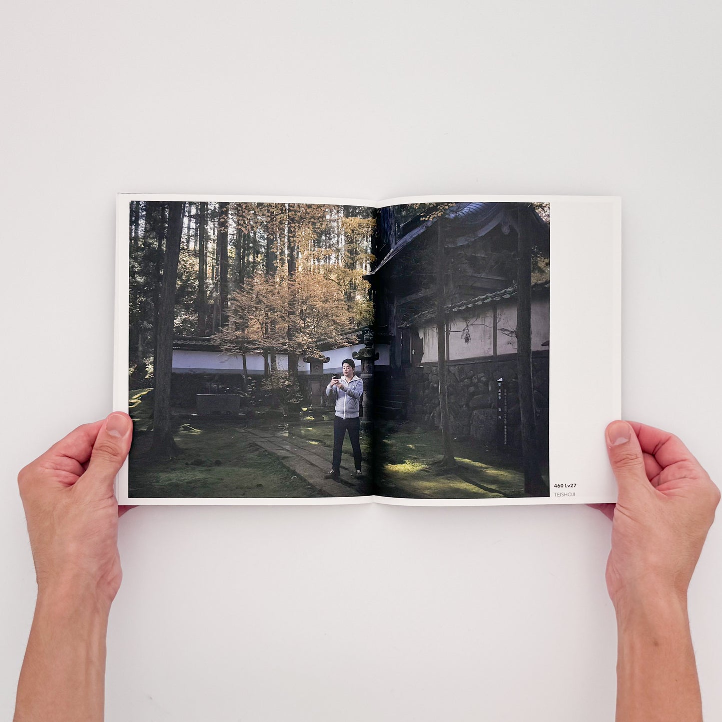 SAKAGUCHI Tomoyuki / 坂口トモユキ『POKESTOP PORTRAIT』Pokémon GOのトレーナーと馴染みのポケストップを撮影し、位置情報ゲームと都市風景の関係を記録した限定50部の写真冊子。