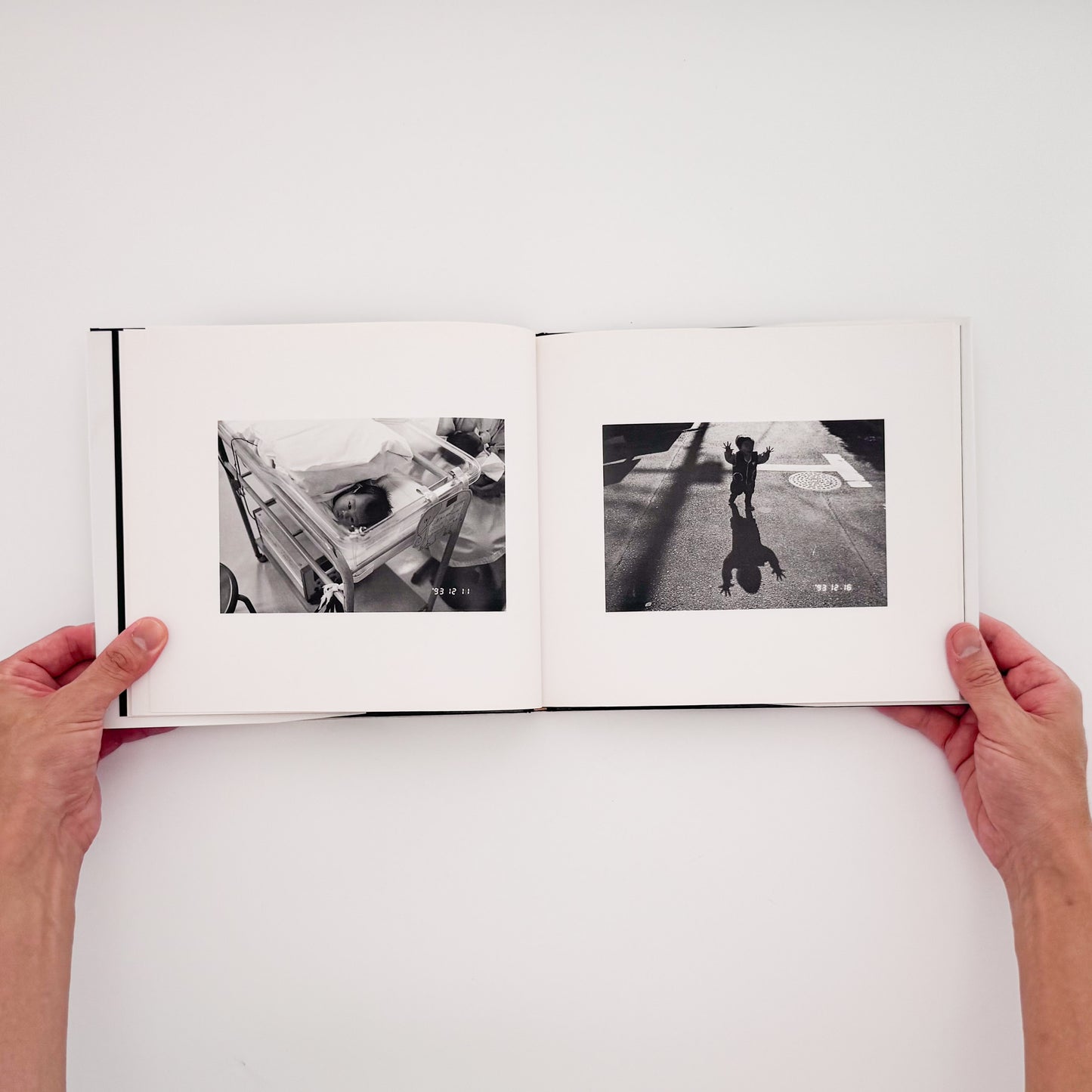 OGURA Eizaburo / 小倉英三郎『家族の日記』家族の日常と時間の移ろいを静かに記録した写真集。
