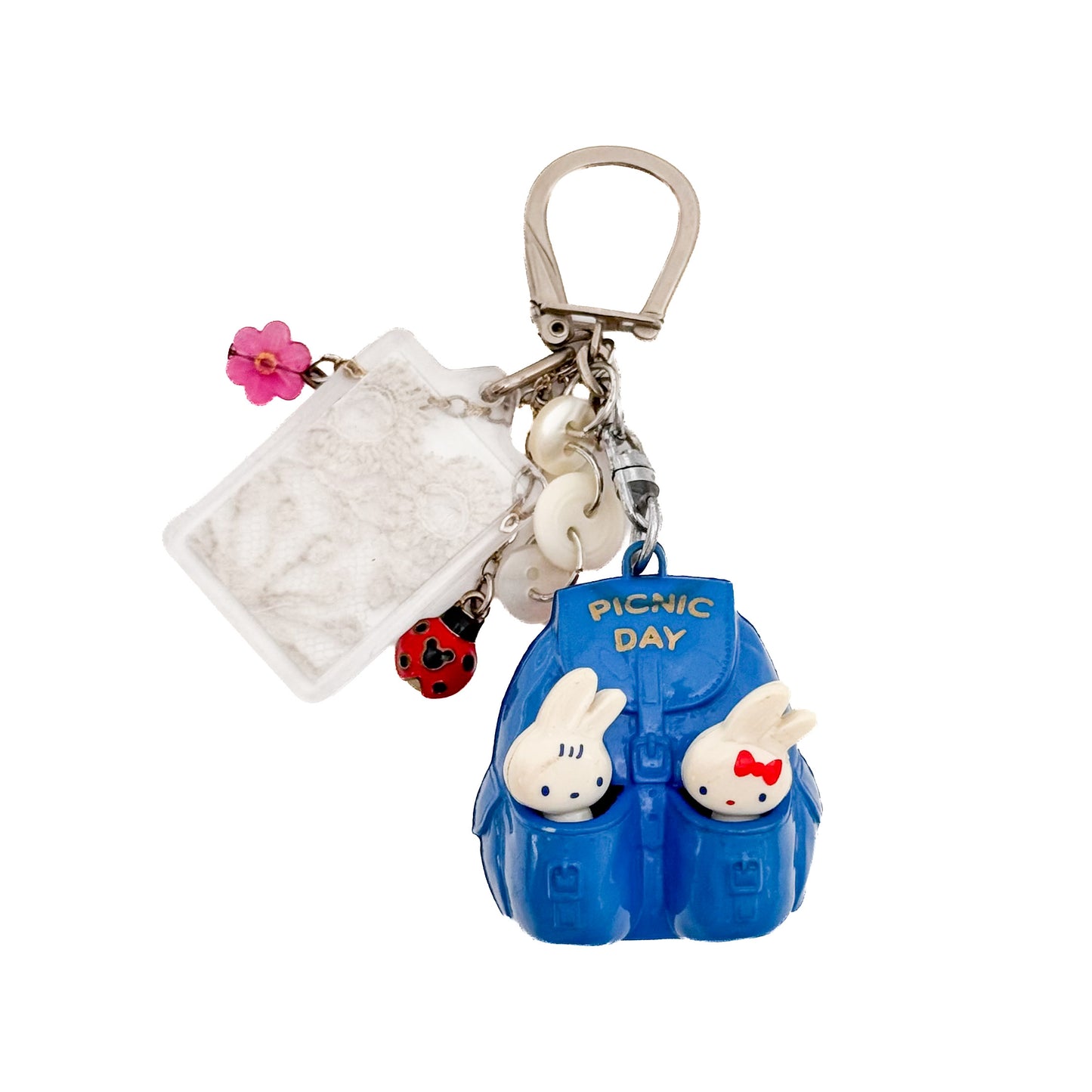 miki yamamoto「キーリング “Picnic Day”」 / miki yamamoto Key Ring “Picnic Day”　青いリュックから顔を出す2匹のうさぎやてんとう虫などを組み合わせた一点もののキーリング作品