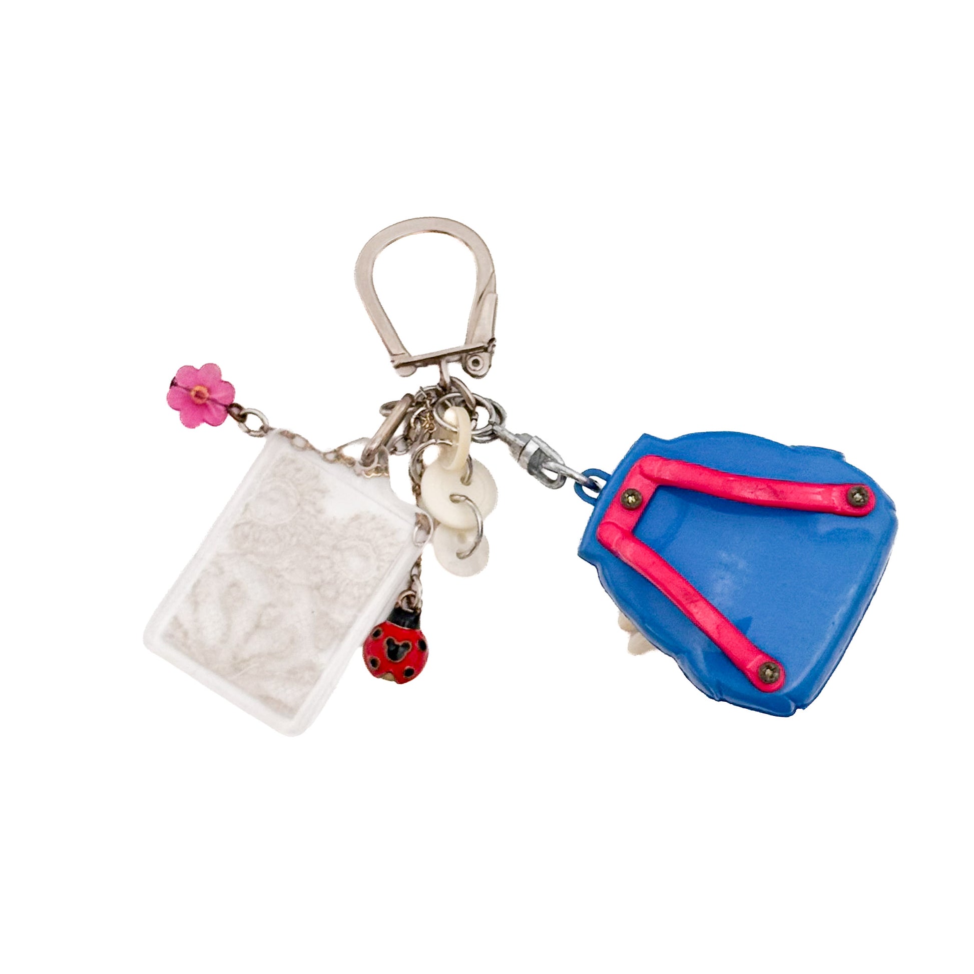 miki yamamoto「キーリング “Picnic Day”」 / miki yamamoto Key Ring “Picnic Day”　青いリュックから顔を出す2匹のうさぎやてんとう虫などを組み合わせた一点もののキーリング作品