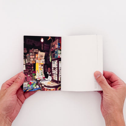 大西みつぐ『Memory of a Town Postcards』　東京の下町や横浜の町、人々の日常をカラー・スナップで捉えたポストカード形式の作品集