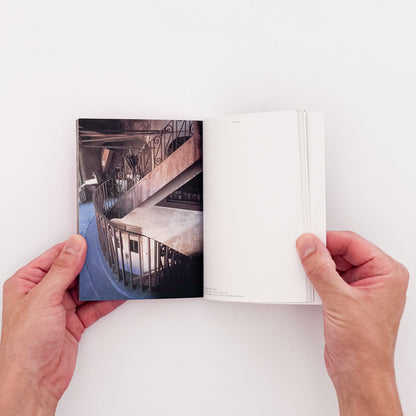 大西みつぐ『Memory of a Town Postcards』　東京の下町や横浜の町、人々の日常をカラー・スナップで捉えたポストカード形式の作品集