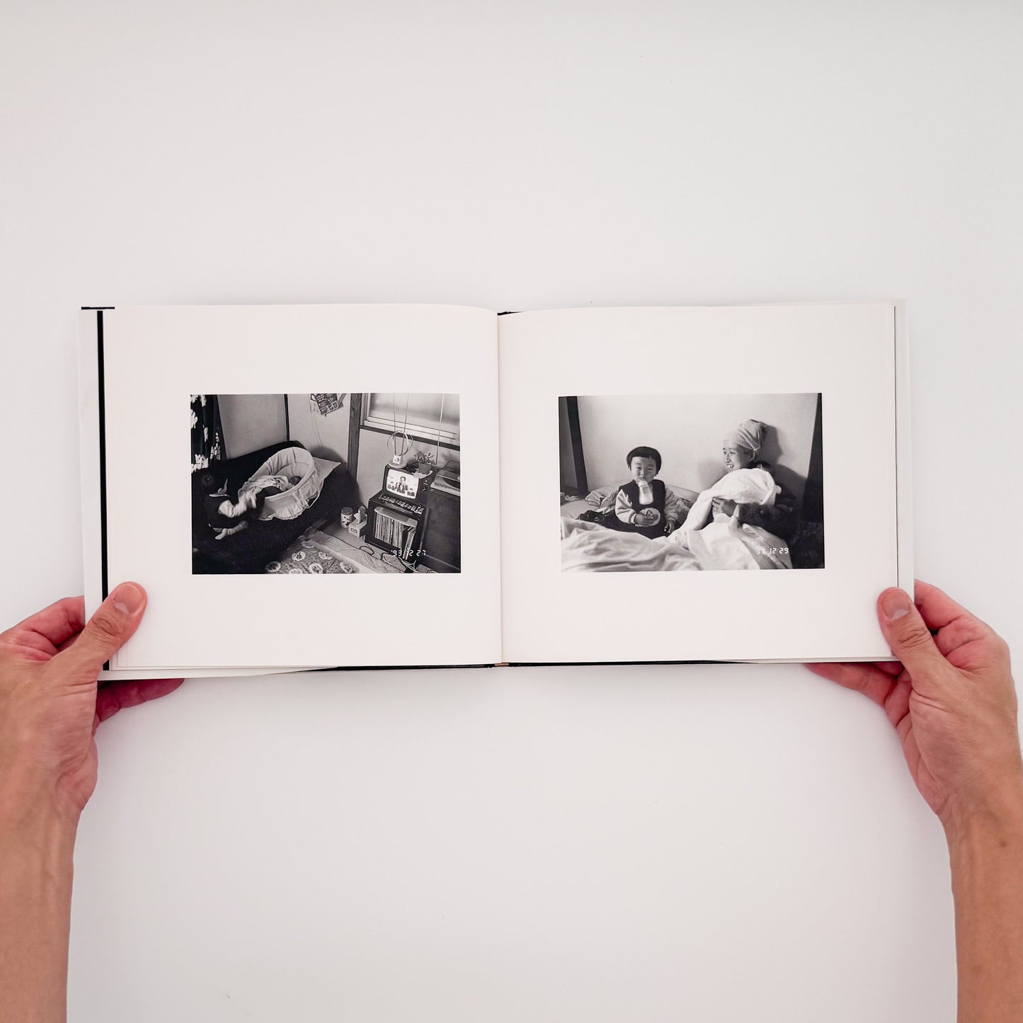 OGURA Eizaburo / 小倉英三郎『家族の日記』家族の日常と時間の移ろいを静かに記録した写真集。
