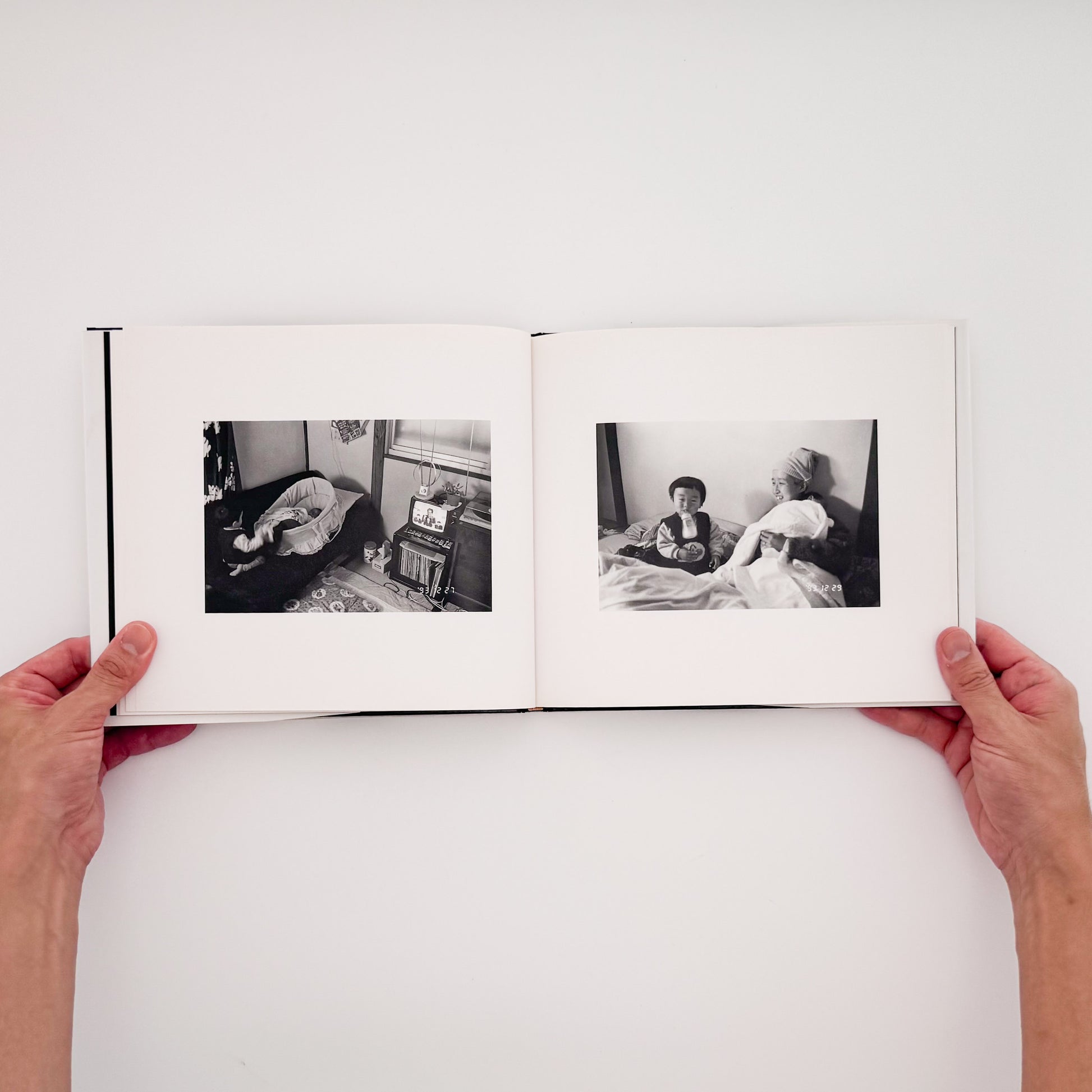OGURA Eizaburo / 小倉英三郎『家族の日記』家族の日常と時間の移ろいを静かに記録した写真集。
