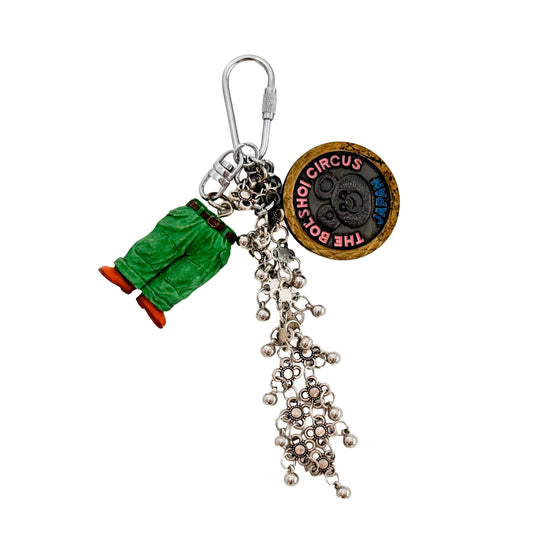 miki yamamoto「キーリング “Green Pants”」 / miki yamamoto Key Ring “Green Pants”　緑色のパンツをはいた人物と金属飾りを組み合わせた一点もののキーリング作品