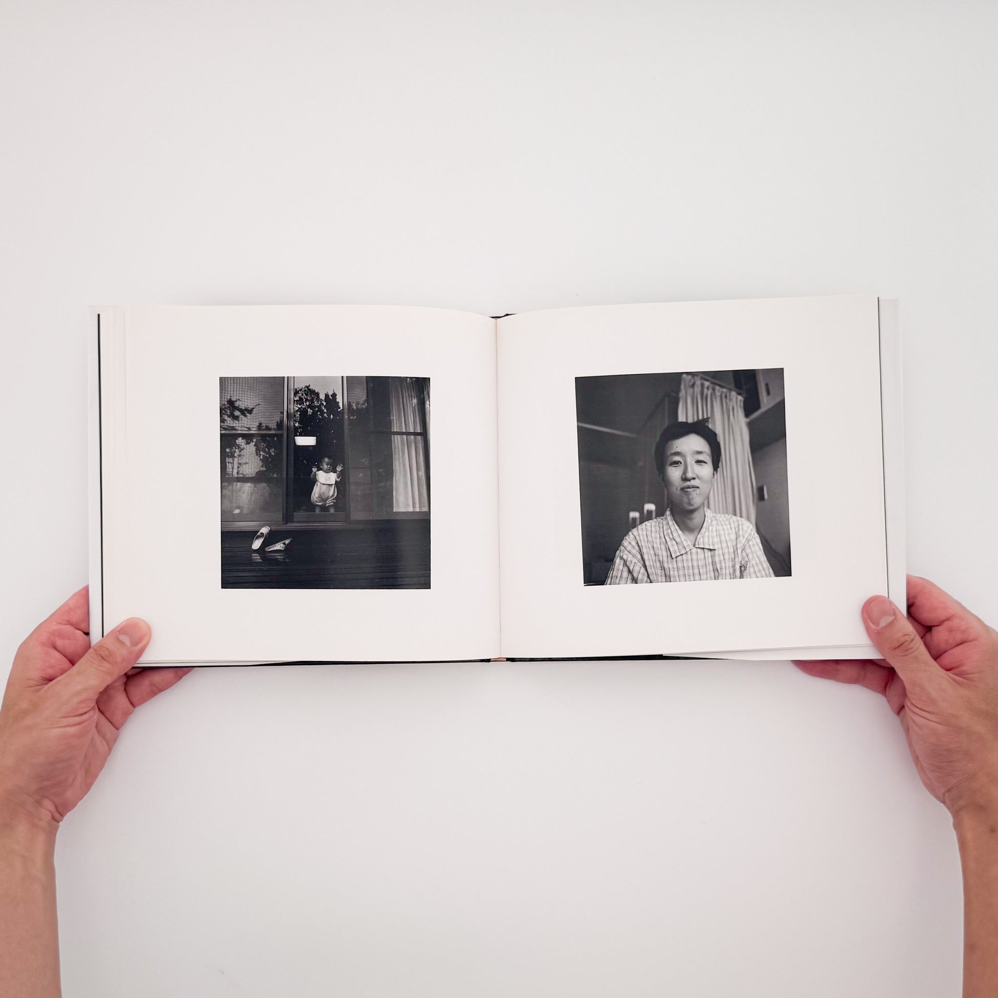 OGURA Eizaburo / 小倉英三郎『家族の日記』家族の日常と時間の移ろいを静かに記録した写真集。

