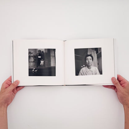 OGURA Eizaburo / 小倉英三郎『家族の日記』家族の日常と時間の移ろいを静かに記録した写真集。
