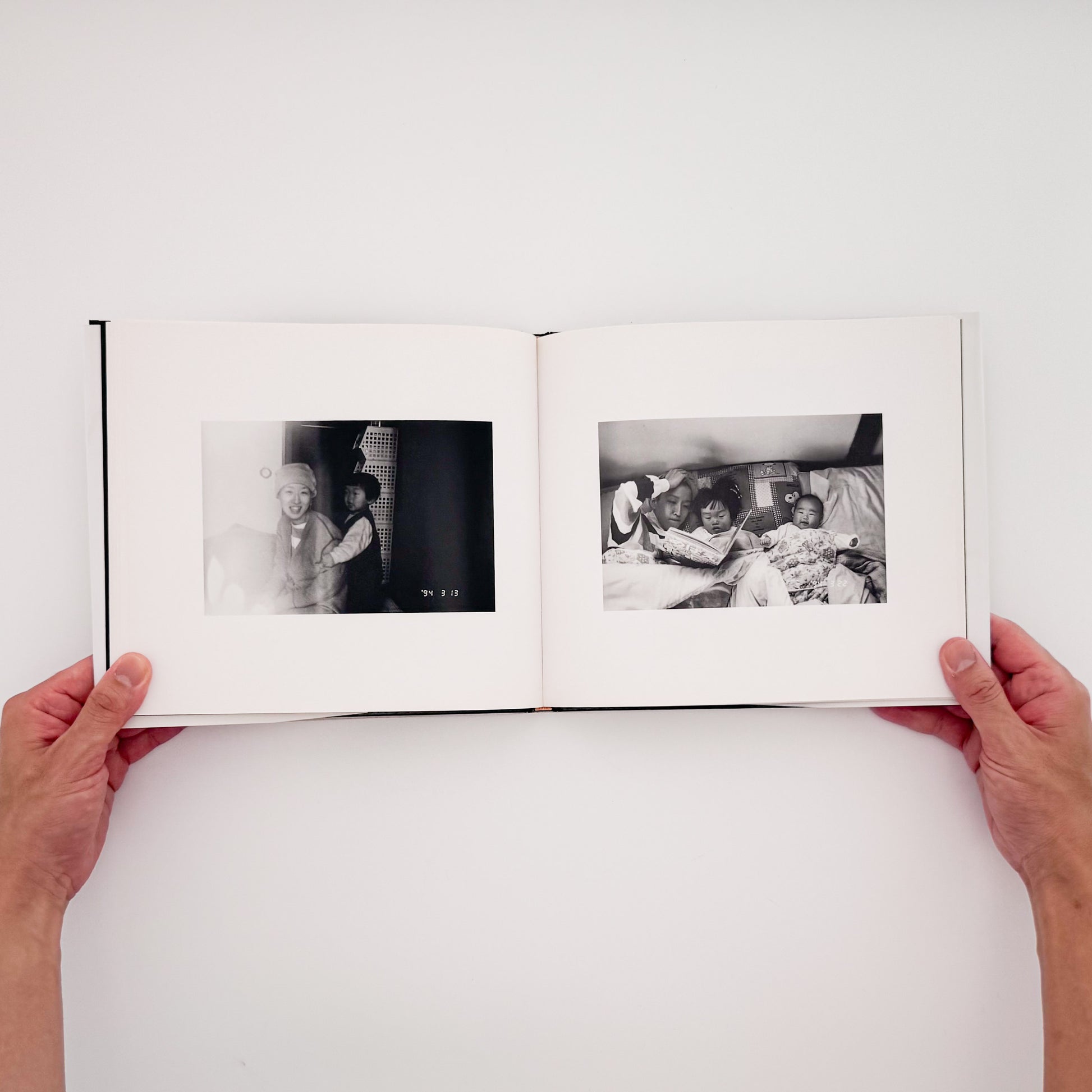 OGURA Eizaburo / 小倉英三郎『家族の日記』家族の日常と時間の移ろいを静かに記録した写真集。
