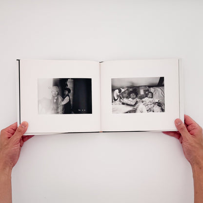 OGURA Eizaburo / 小倉英三郎『家族の日記』家族の日常と時間の移ろいを静かに記録した写真集。
