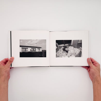 OGURA Eizaburo / 小倉英三郎『家族の日記』家族の日常と時間の移ろいを静かに記録した写真集。
