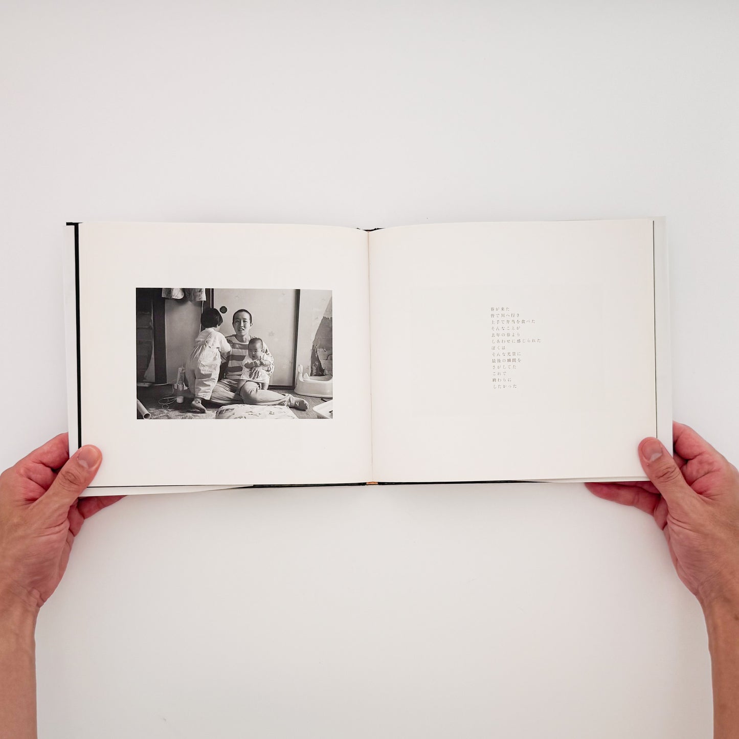 OGURA Eizaburo / 小倉英三郎『家族の日記』家族の日常と時間の移ろいを静かに記録した写真集。
