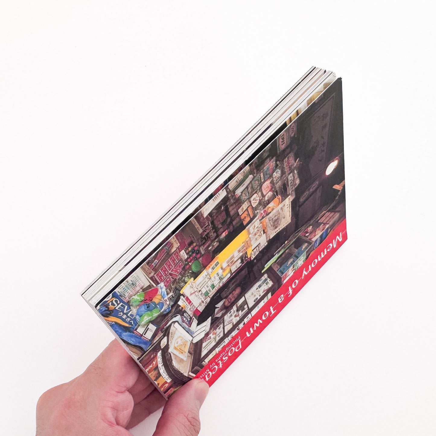 大西みつぐ『Memory of a Town Postcards』　東京の下町や横浜の町、人々の日常をカラー・スナップで捉えたポストカード形式の作品集