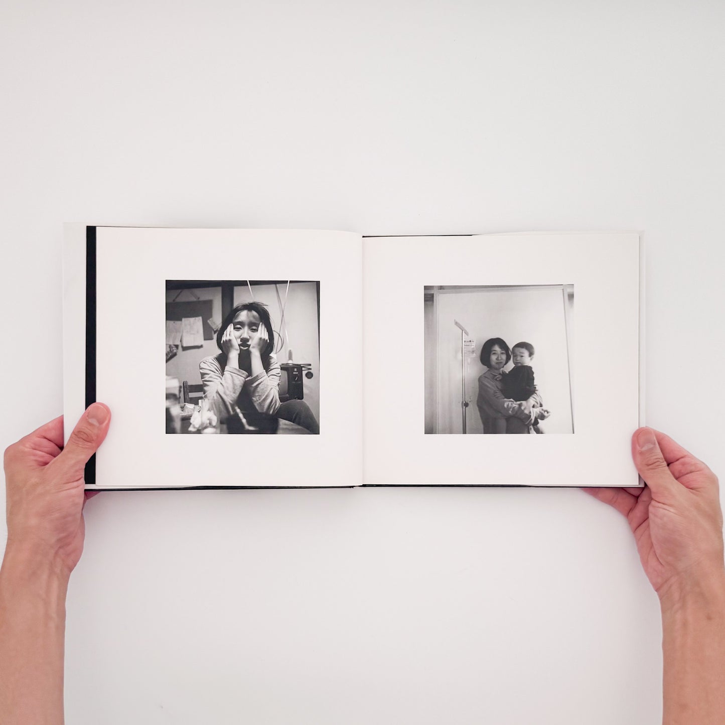 OGURA Eizaburo / 小倉英三郎『家族の日記』家族の日常と時間の移ろいを静かに記録した写真集。
