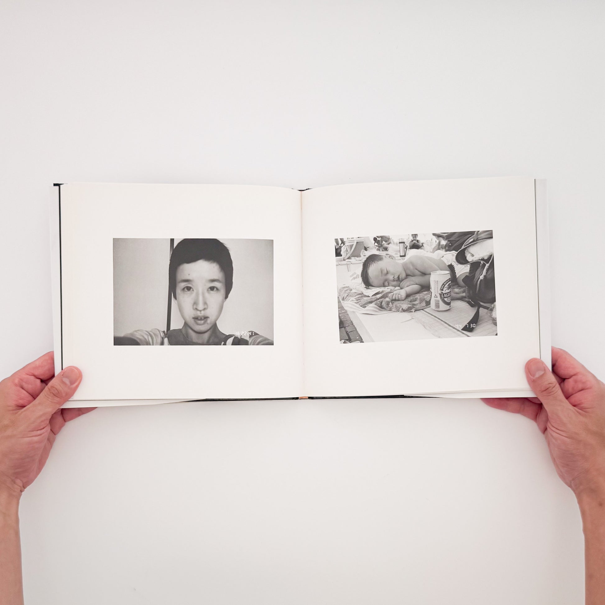 OGURA Eizaburo / 小倉英三郎『家族の日記』家族の日常と時間の移ろいを静かに記録した写真集。
